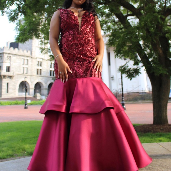 Selling my 2019 PROM DRESS - Picture 3 of 3